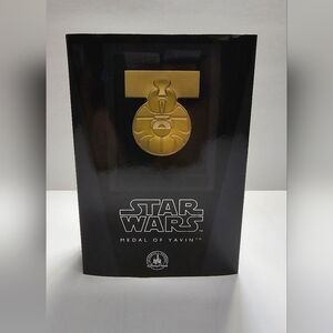 Star Wars Episode IV Medal Of Yavin Disney Parks exclusive Original New In Box.